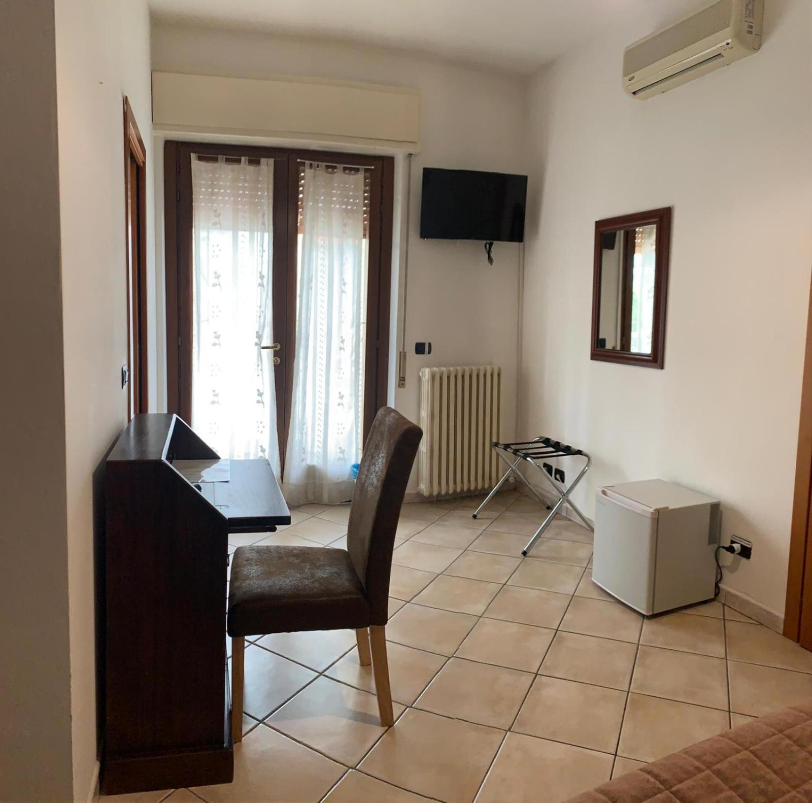 La Terrazza Hotel Peschiera del Garda Bagian luar foto